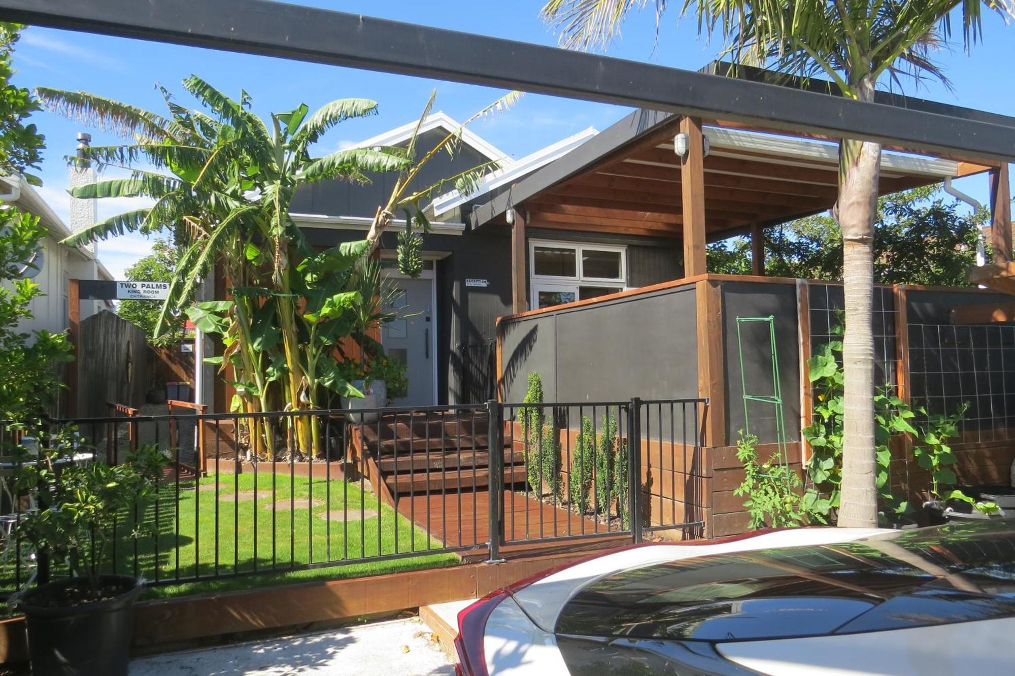 Two Palms * Gisborne
